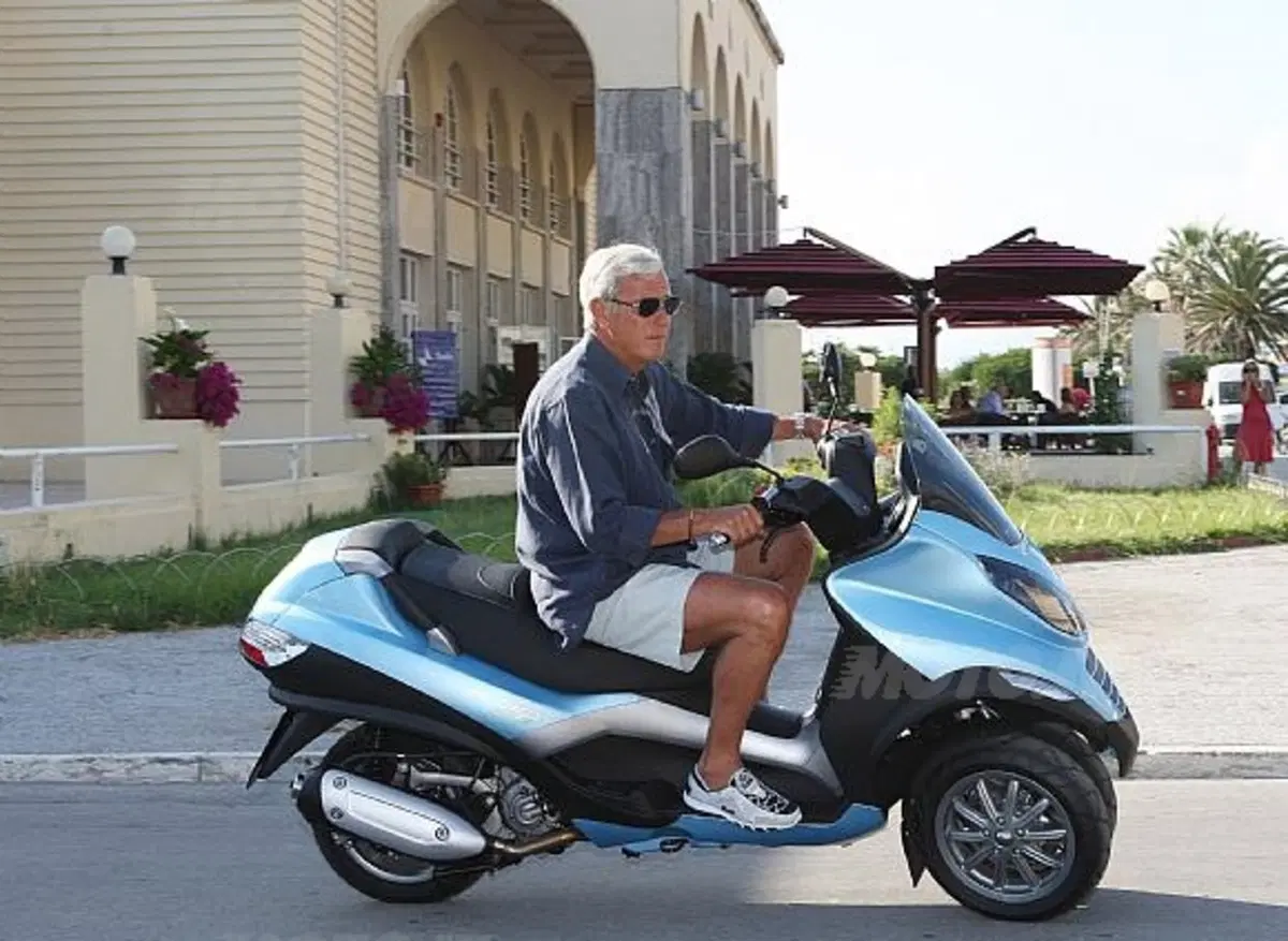 Marcello Lippi si gode l'MP3 250 Piaggio nella sua Viareggio (3)