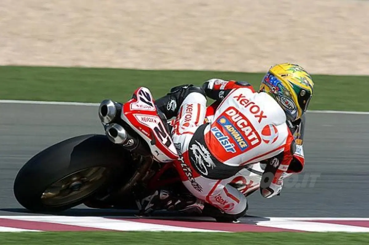 Maxi schermo a Borgo Panigale per assistere alla gara SBK di Vallelunga