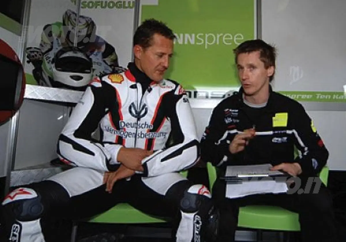 Schumi testa la Honda di Carlos Checa sulle piste della SBK