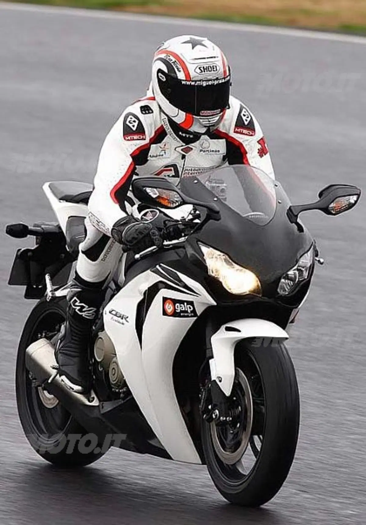 Nel Mondiale 2009 il pilota Honda Miguel Praia indosserà tute M-Tech