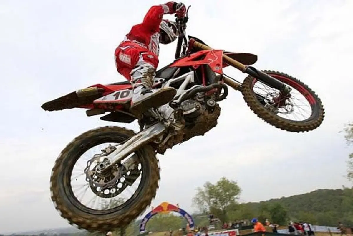 26°Airoh Mantova Starcross: Aprilia al debutto con Bill e Priem sulla bicilindrica a motore big bang