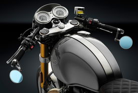 Una Triumph Thruxton R dotata di specchietti bar end