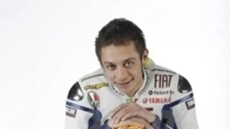 Valentino Rossi sfonda un tavolo di cristallo mentre chiude le tende e rimedia un bel po' di punti (
