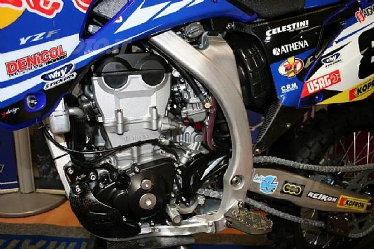 Il Gruppo ATHENA con Red Bull Yamaha de Carli per il progresso dell’elettronica e della meccanica