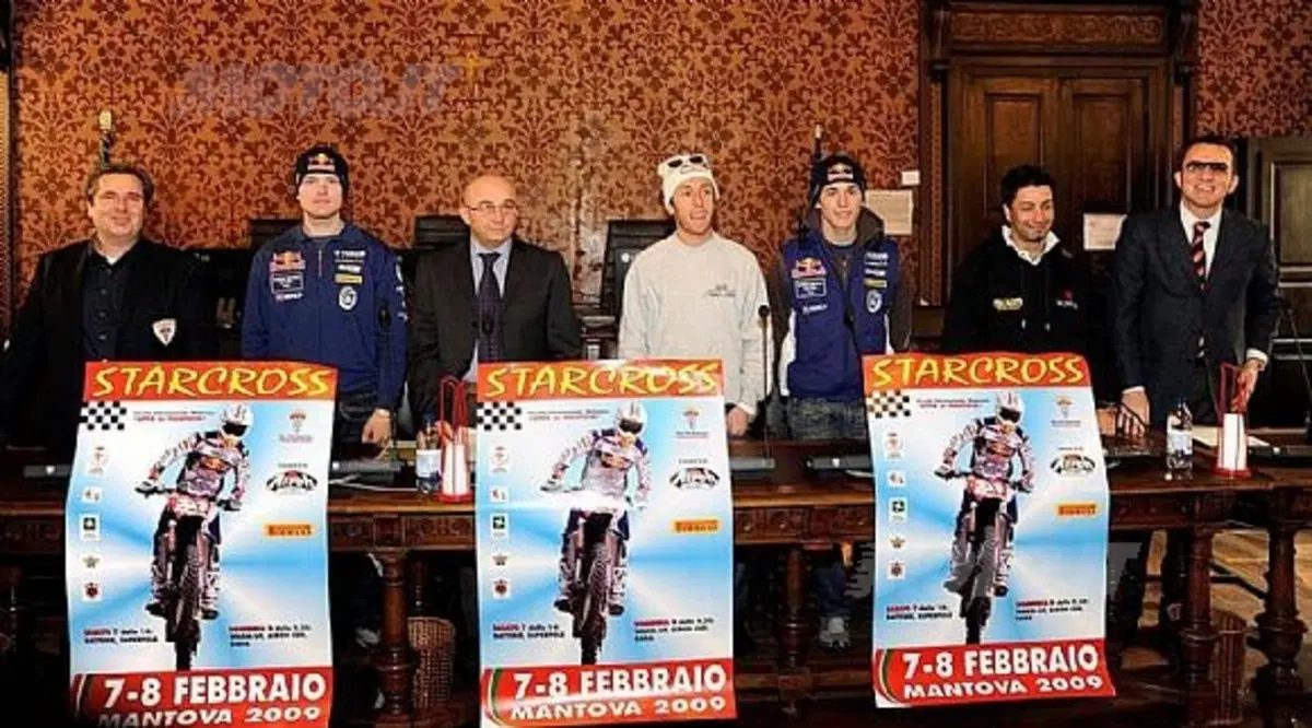 26°Airoh Mantova Starcross, presentazione con Cairoli e gli assi Red Bull Yamaha De Carli (2)