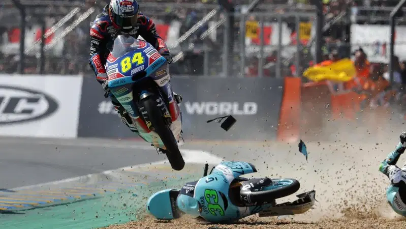 VIDEO. Kornfeil tenta l'MX con la Moto3