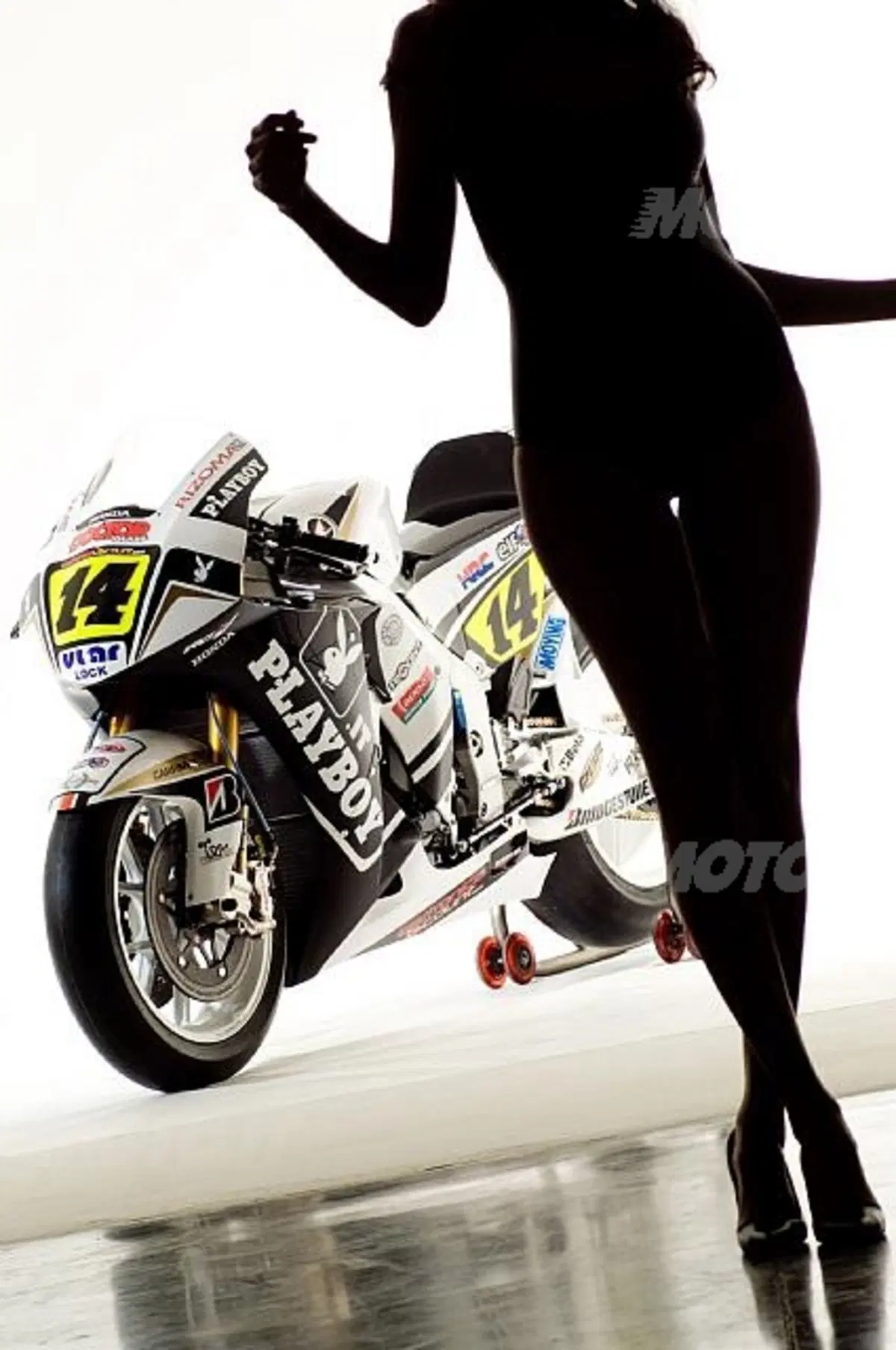 Le conigliette di Playboy arrivano in MotoGP (2)