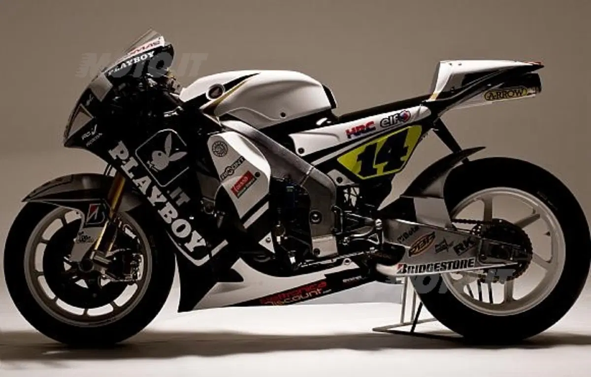 Le conigliette di Playboy arrivano in MotoGP (4)
