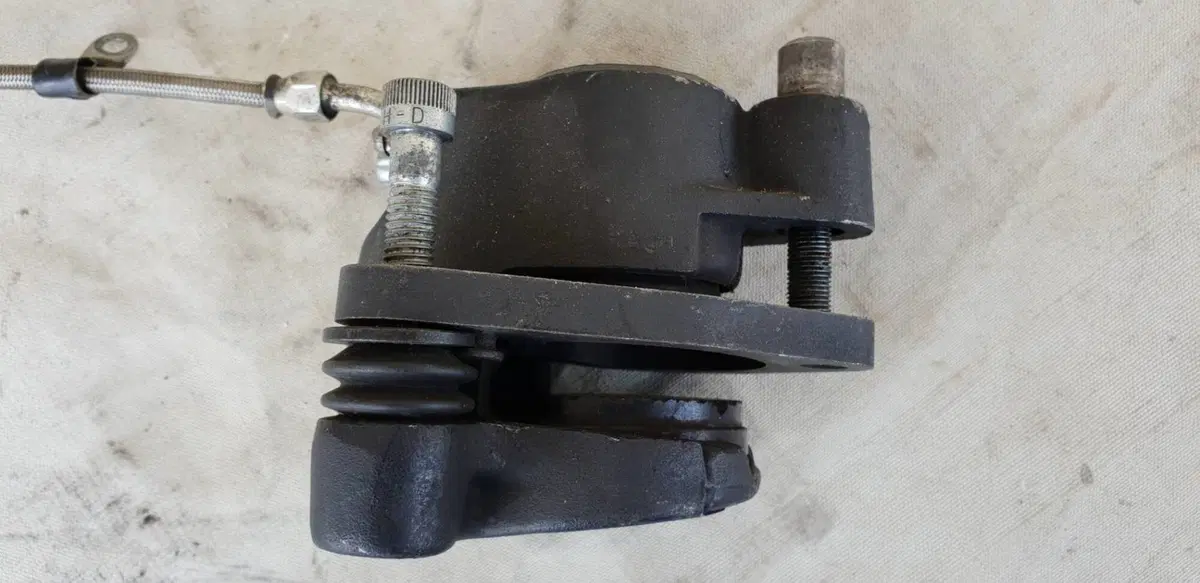 Pinza freno ant con tubo Harley Sportster 883 Harley-Davidson (4)