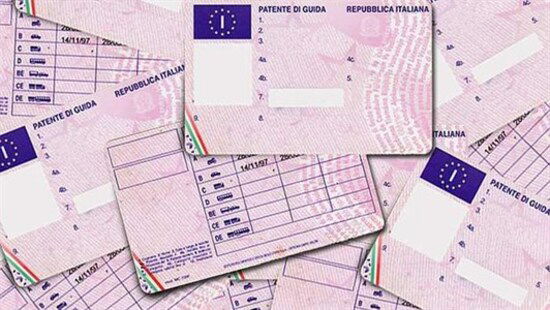 Dal 19 gennaio 2013 tutte le patenti di guida (anche la patente A per moto) rilasciate nei paesi dell'UE hanno lo stesso aspetto. Le patenti sono stampate su una tessera di plastica della dimensione di una carta di credito