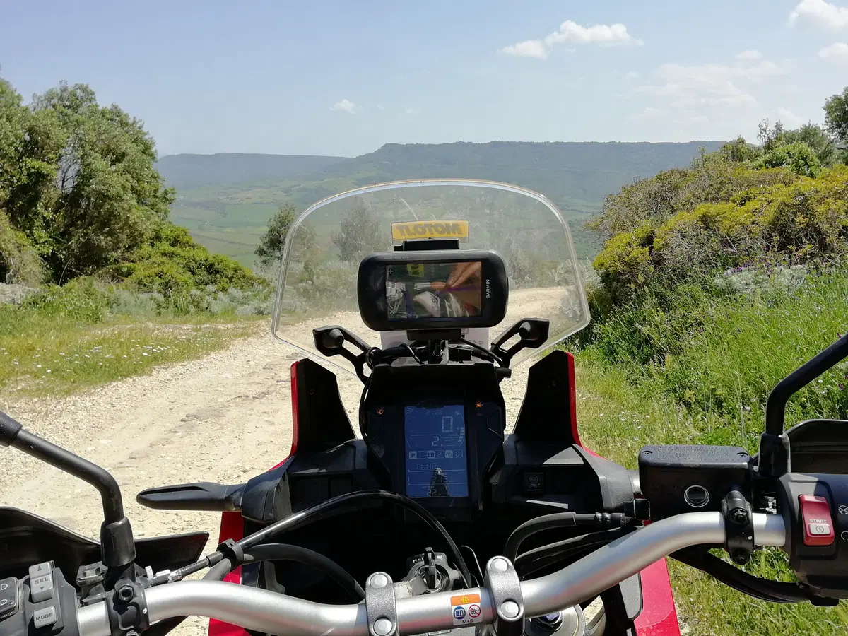 Honda Africa Twin CRF1000L vs Triumph Tiger 800 XCa: la prova On e Off-road (14)
