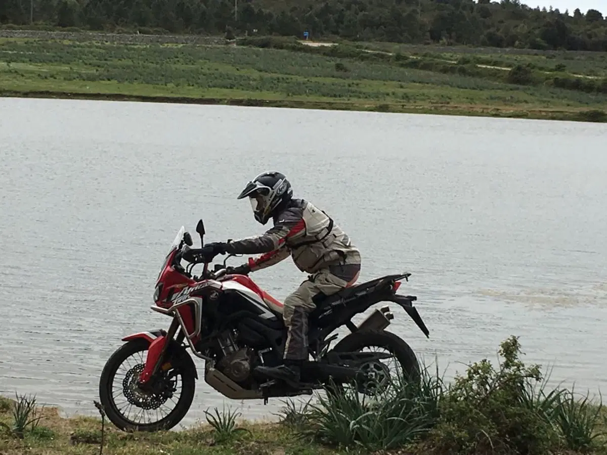 Honda Africa Twin CRF1000L vs Triumph Tiger 800 XCa: la prova On e Off-road (2)