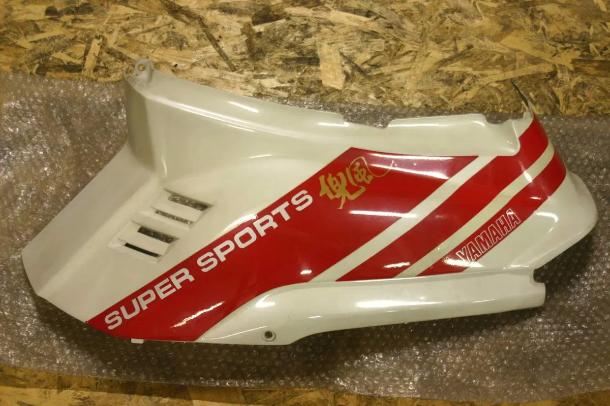 FIANCHETTO SX BIANCO-ROSSO Yamaha CT 50 S (3NTF171