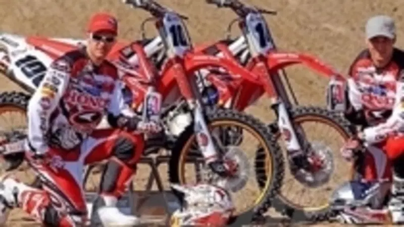 Il logo NILS sulle moto dell'MX Honda Racing Martin