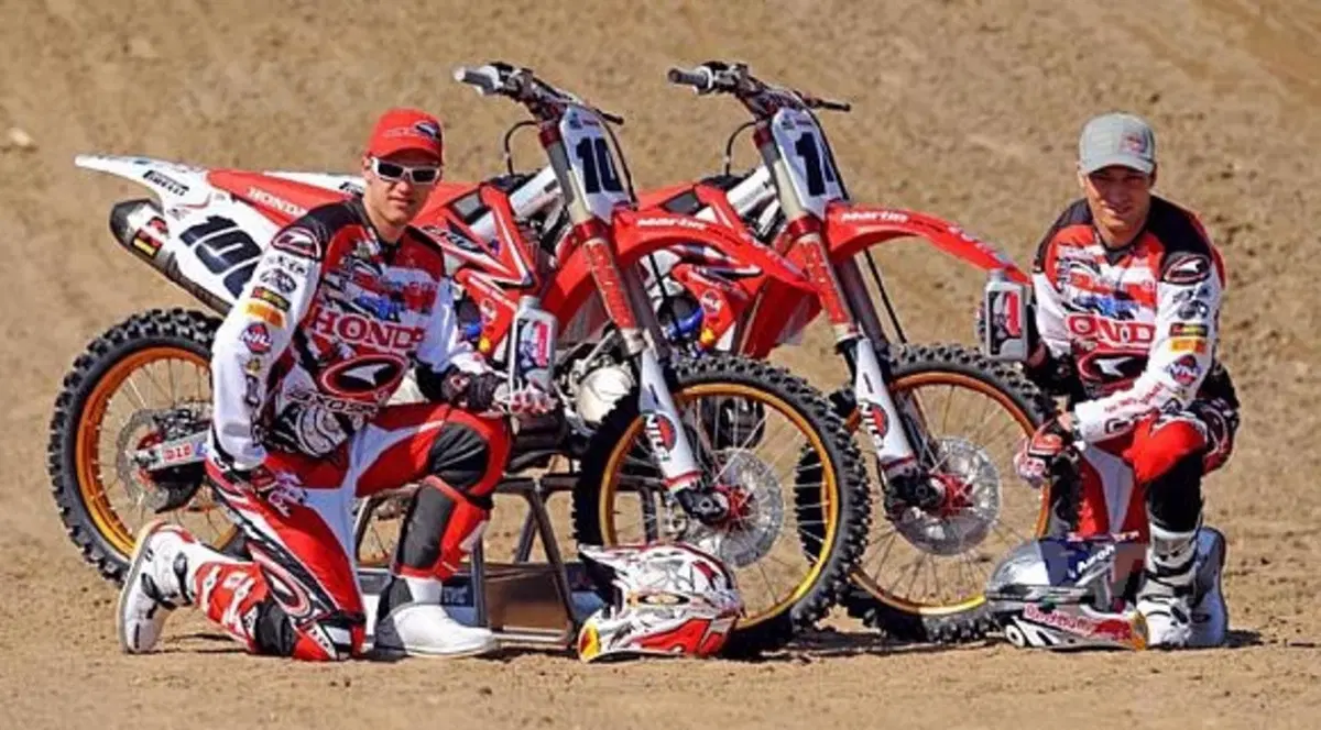 Il logo NILS sulle moto dell'MX Honda Racing Martin (2)