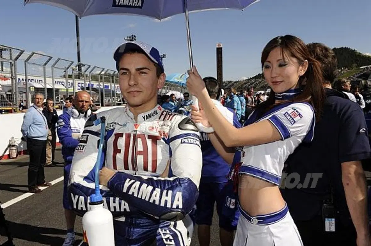 Jorge Lorenzo incorona le umbrella girl del concorso Fiat Yamaha Team - Radio Deejay, domenica al FI (2)