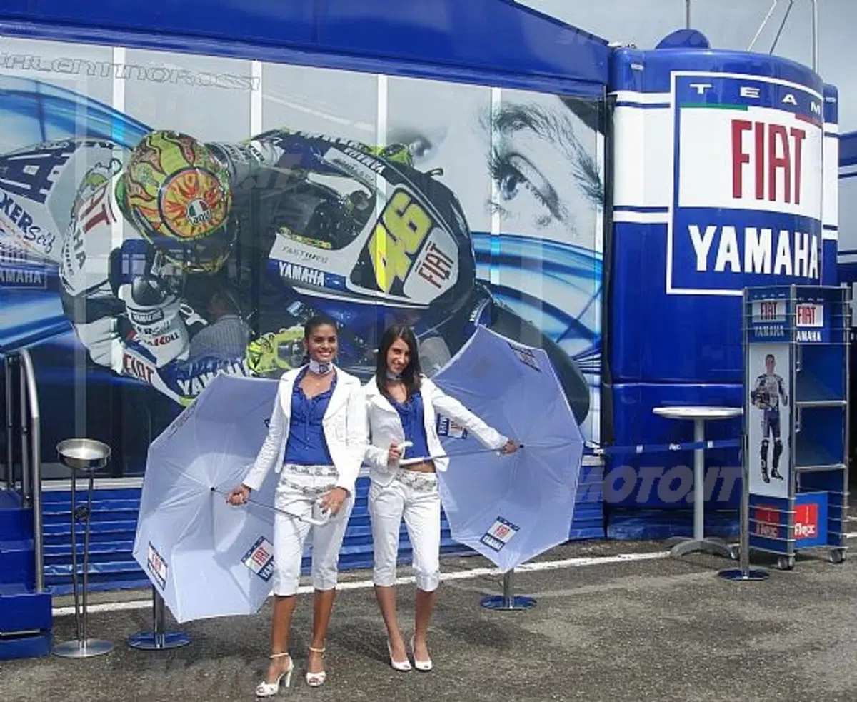 Jorge Lorenzo incorona le umbrella girl del concorso Fiat Yamaha Team - Radio Deejay, domenica al FI (3)
