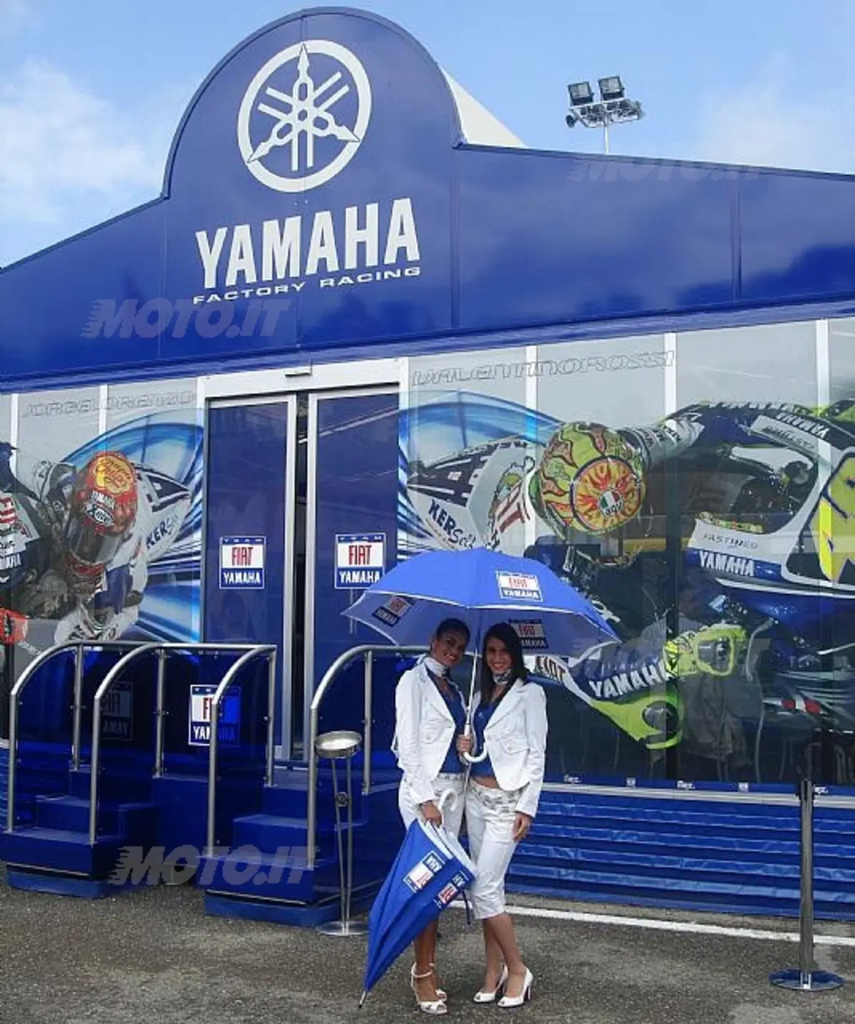Jorge Lorenzo incorona le umbrella girl del concorso Fiat Yamaha Team - Radio Deejay, domenica al FI (4)
