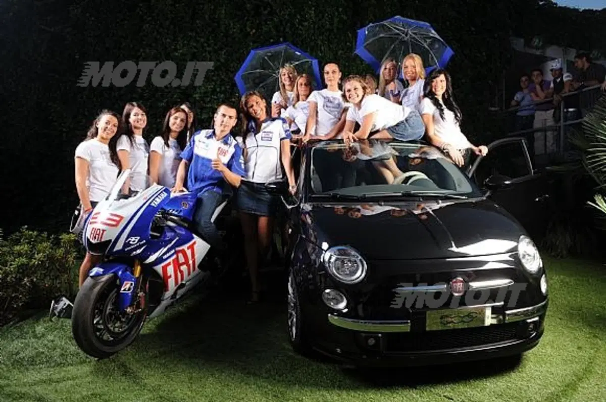 Le nuove umbrella girl del Fiat Yamaha Team (3)