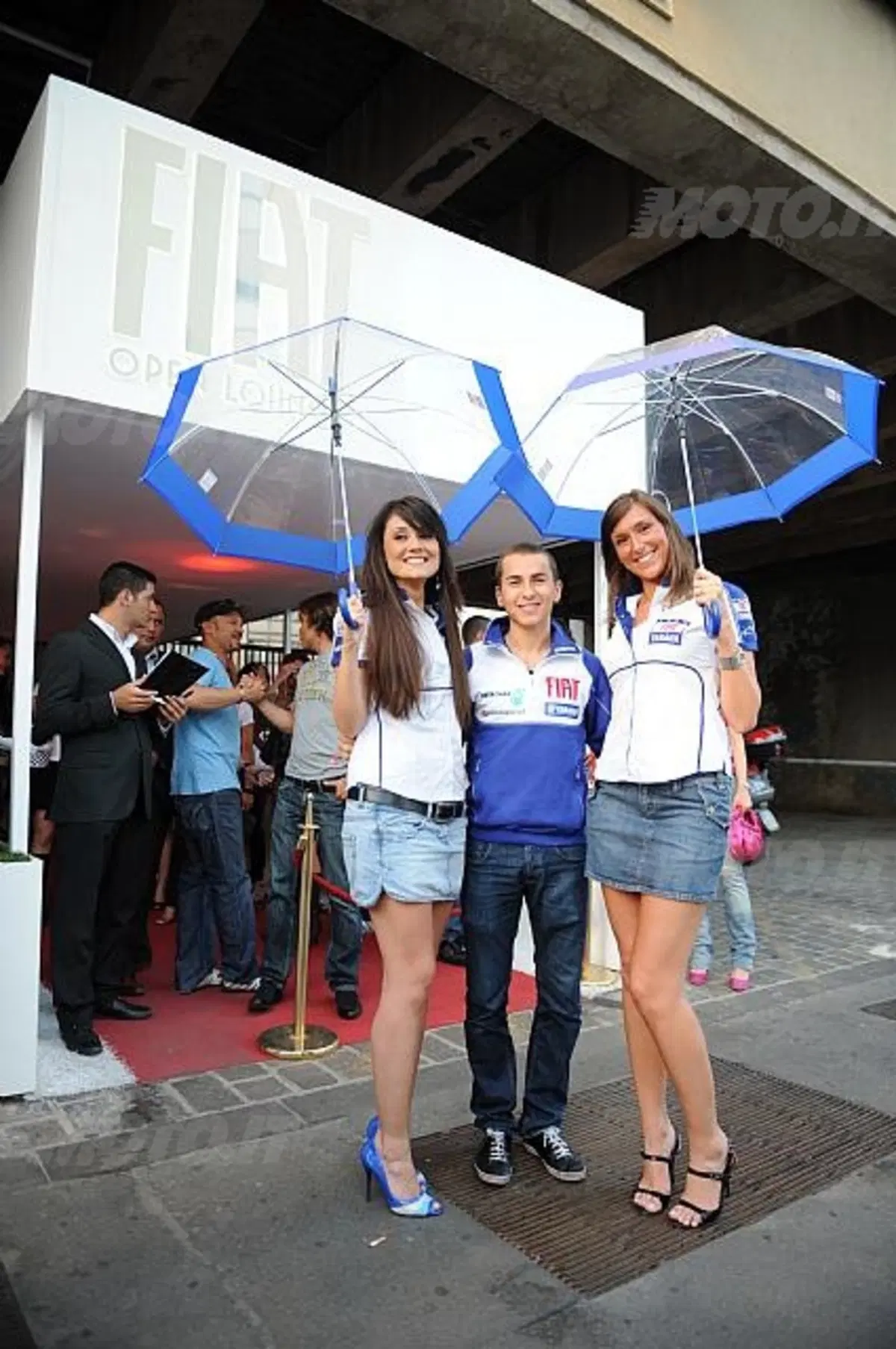 Le nuove umbrella girl del Fiat Yamaha Team (5)
