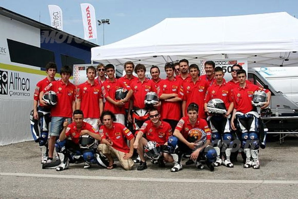 Il gruppo di giovani piloti della Rookie Cup 4T