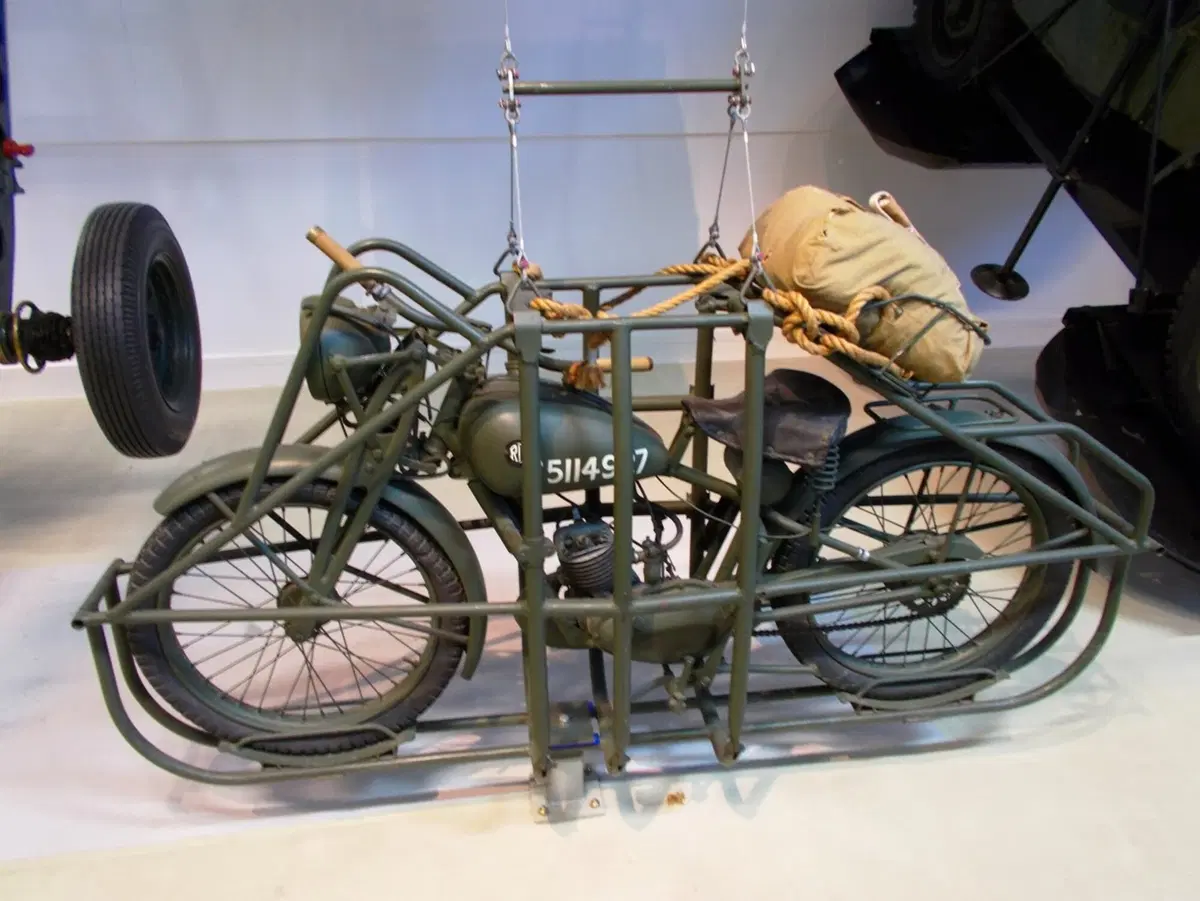 Royal Enfield Pegasus, edizione speciale (da paracadutista) della Classic 500 (7)