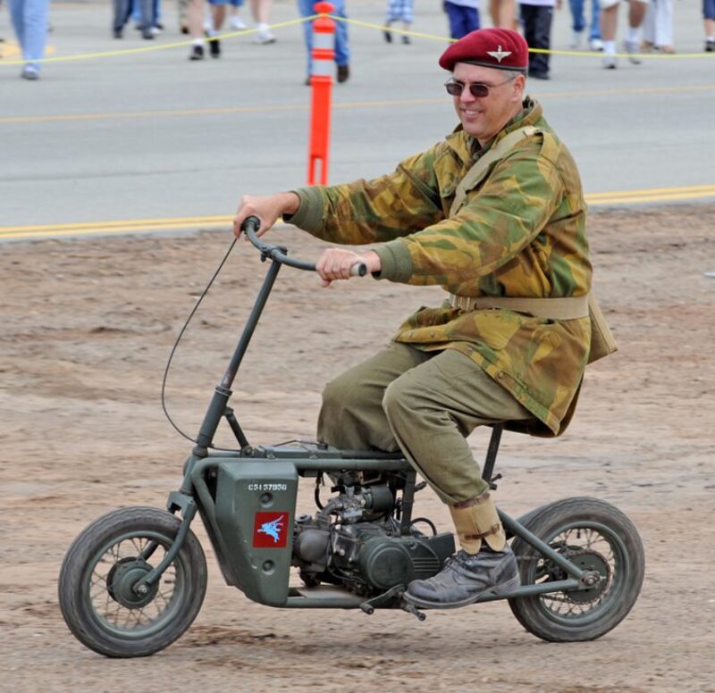 Un Welbike con le stesse insegne Pegasus del reggimento paracadutisti