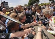 Valentino Rossi in pista al Tourist Trophy con Giacomo Agostini