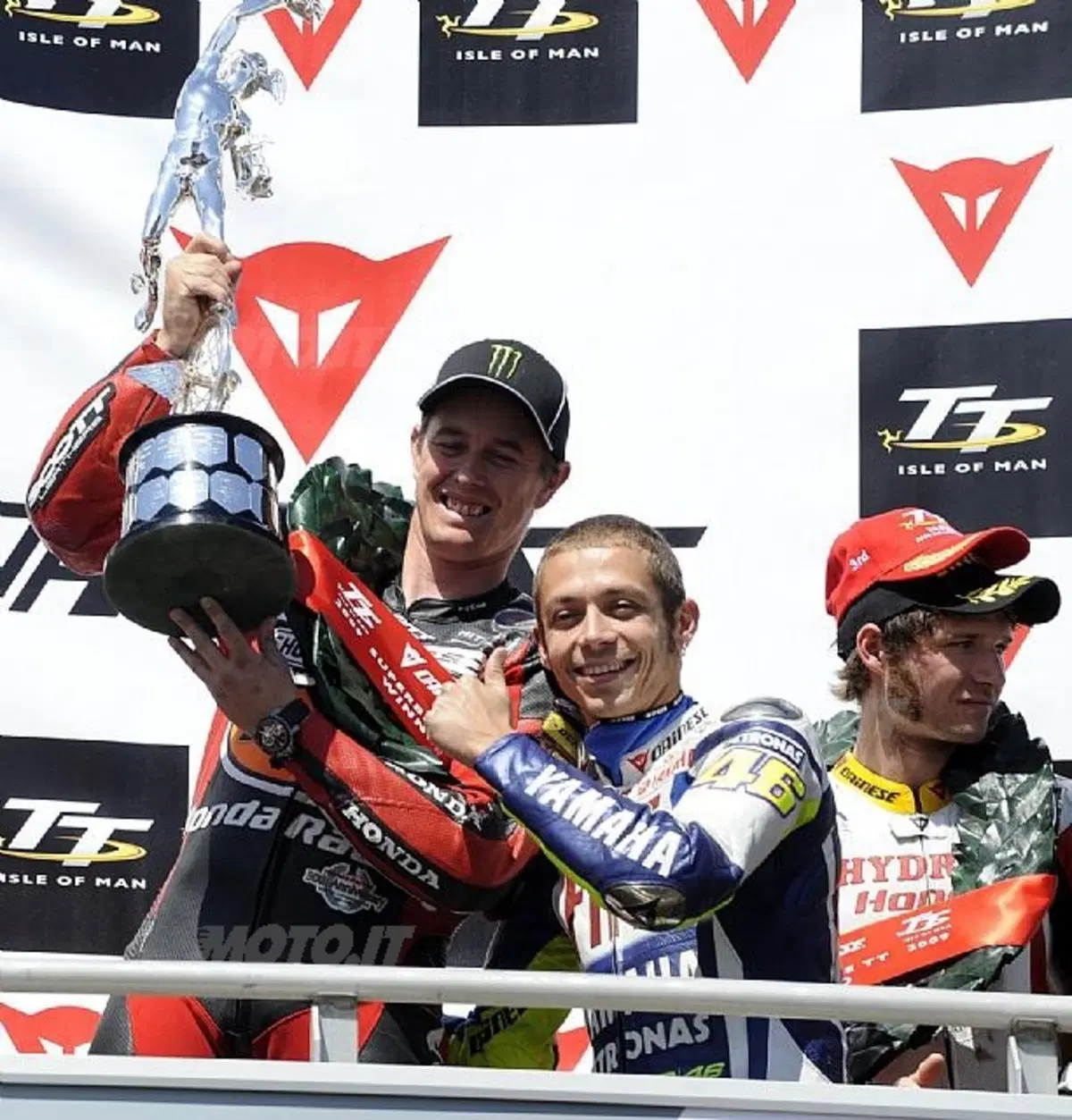 Valentino Rossi in pista al Tourist Trophy con Giacomo Agostini