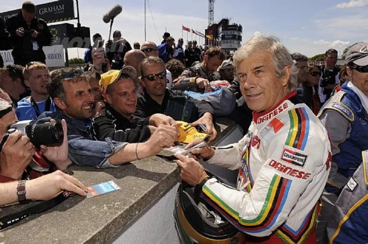 Valentino Rossi in pista al Tourist Trophy con Giacomo Agostini (2)
