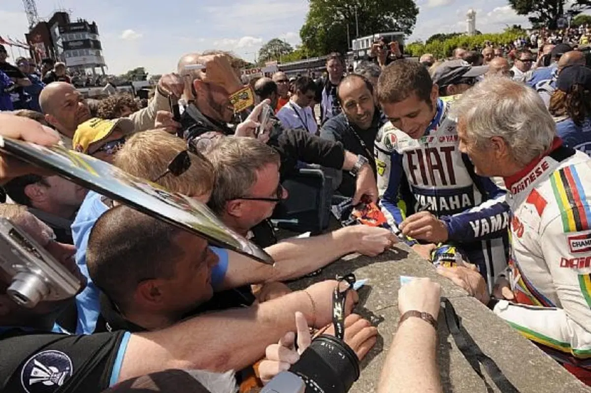 Valentino Rossi in pista al Tourist Trophy con Giacomo Agostini (3)