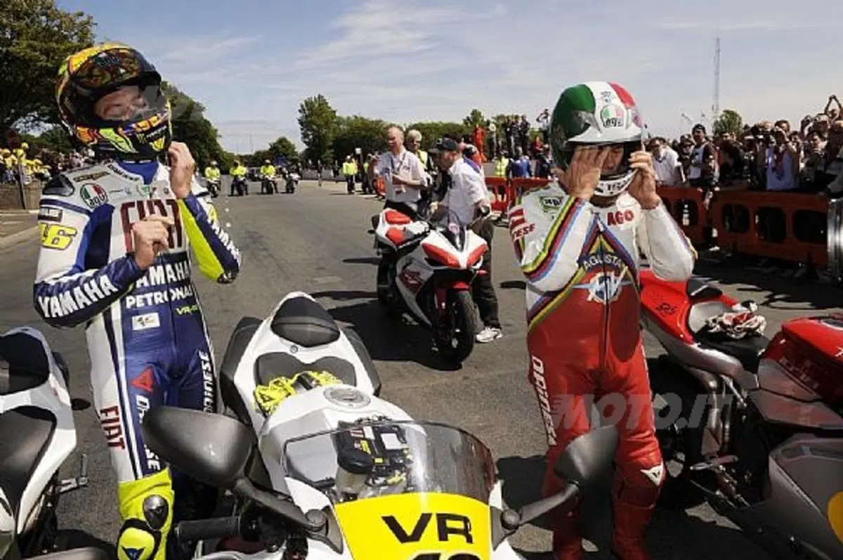 Valentino Rossi in pista al Tourist Trophy con Giacomo Agostini (4)