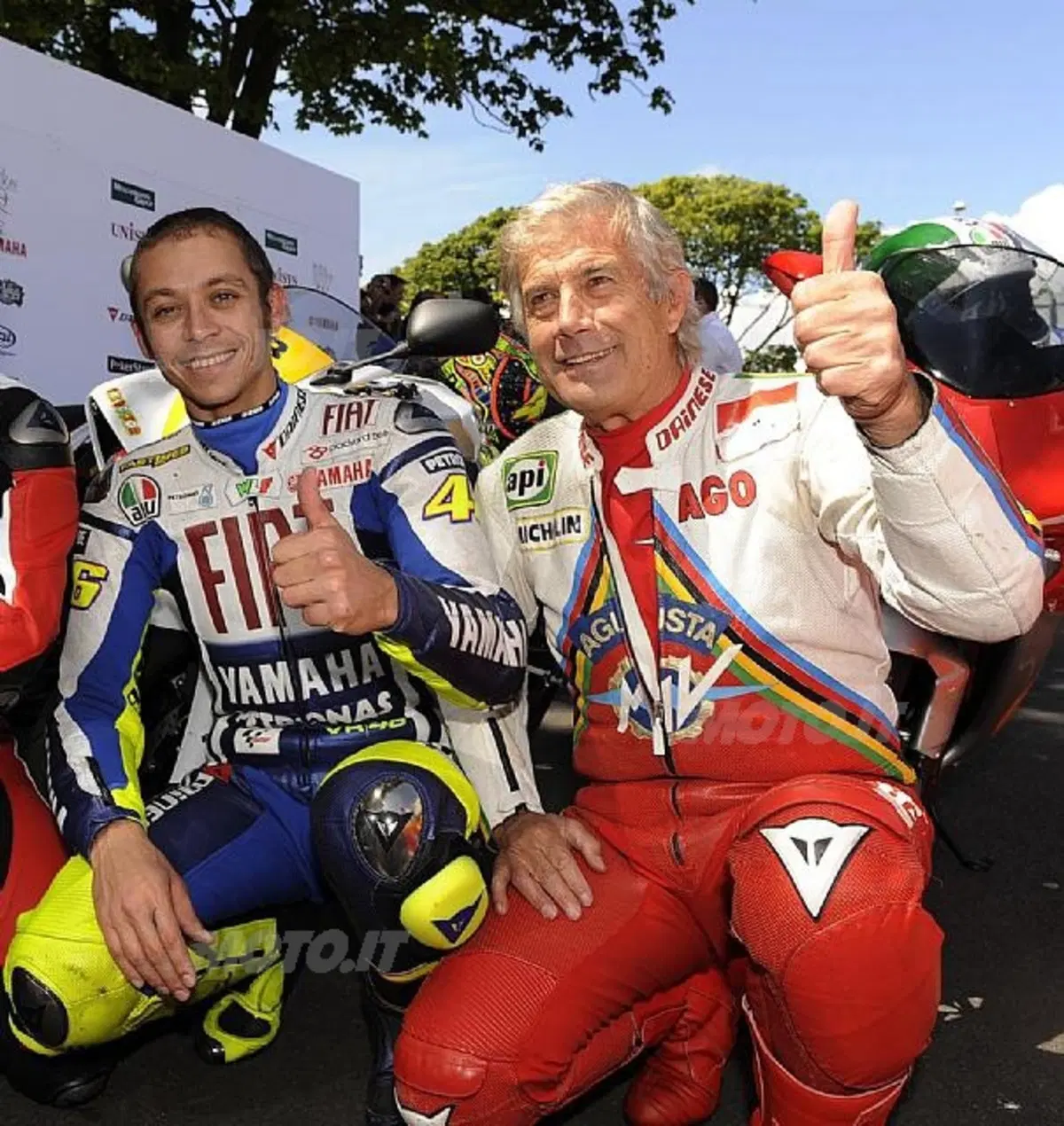 Valentino Rossi in pista al Tourist Trophy con Giacomo Agostini (5)