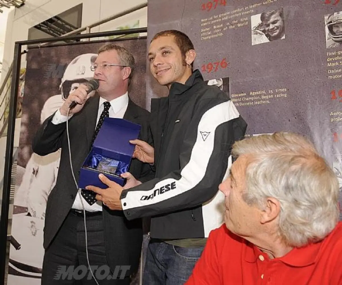 Valentino Rossi in pista al Tourist Trophy con Giacomo Agostini (6)