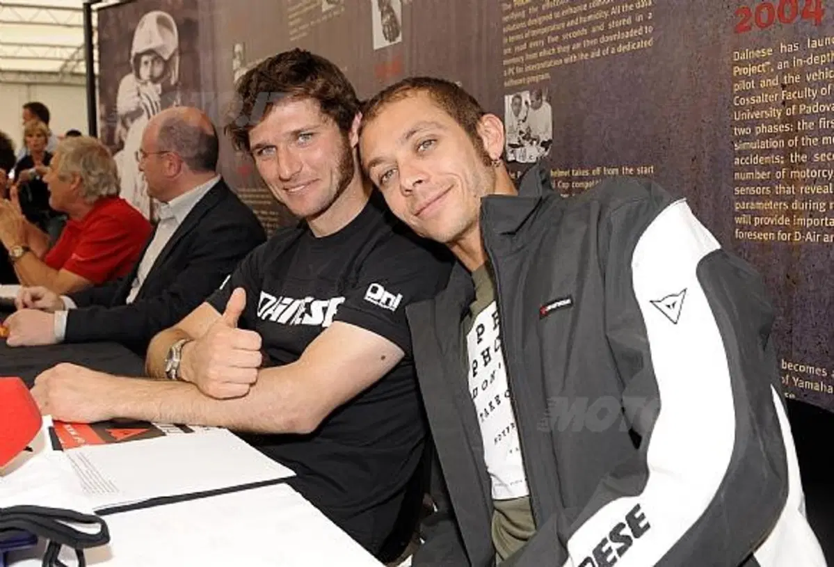 Valentino Rossi in pista al Tourist Trophy con Giacomo Agostini (7)