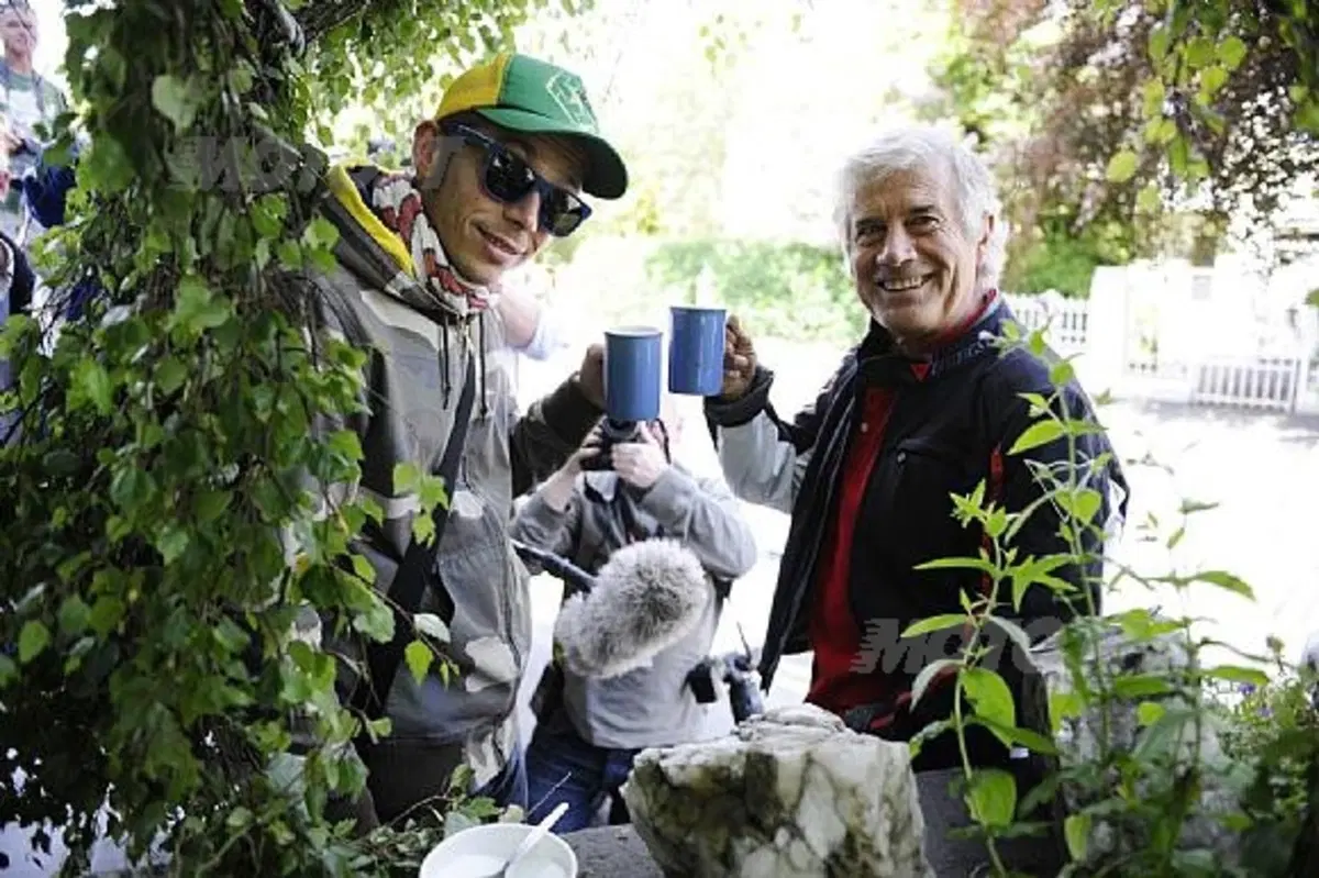 Valentino Rossi in pista al Tourist Trophy con Giacomo Agostini (8)