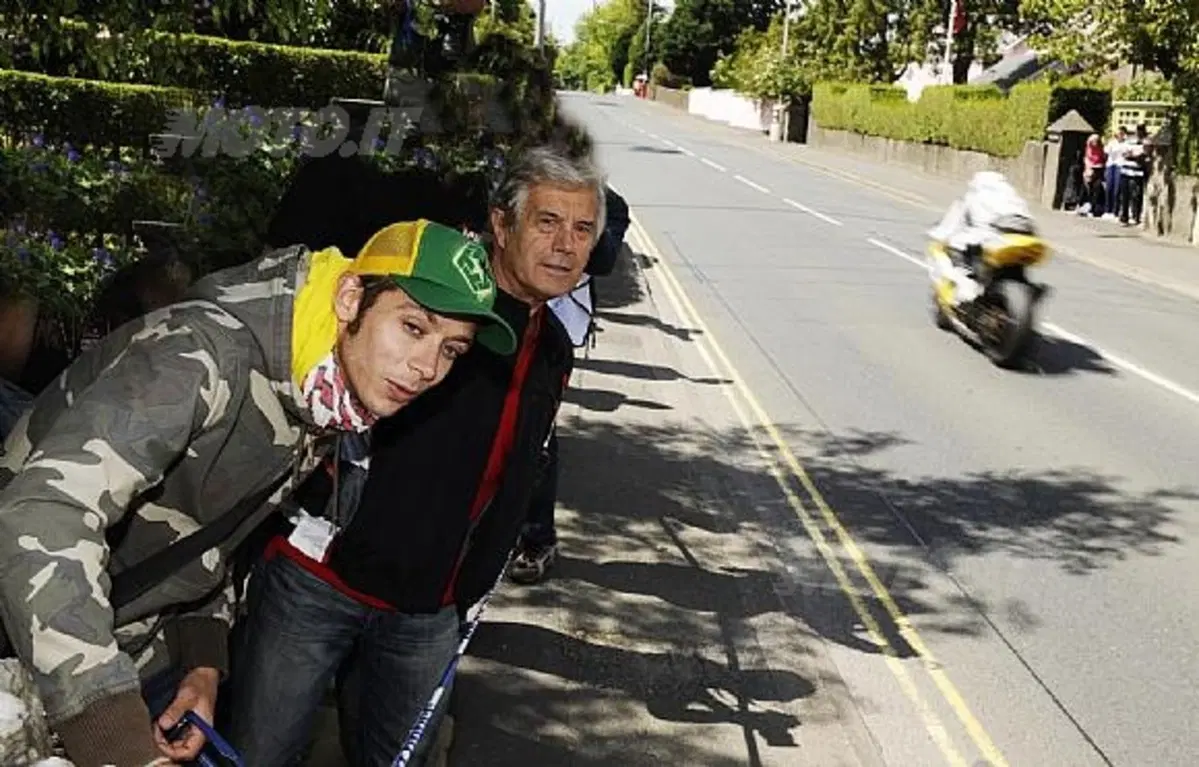 Valentino Rossi in pista al Tourist Trophy con Giacomo Agostini (9)