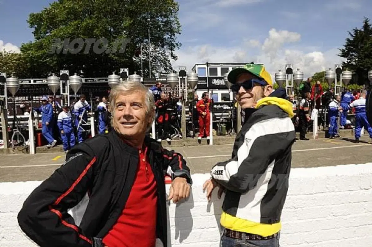 Valentino Rossi in pista al Tourist Trophy con Giacomo Agostini (10)