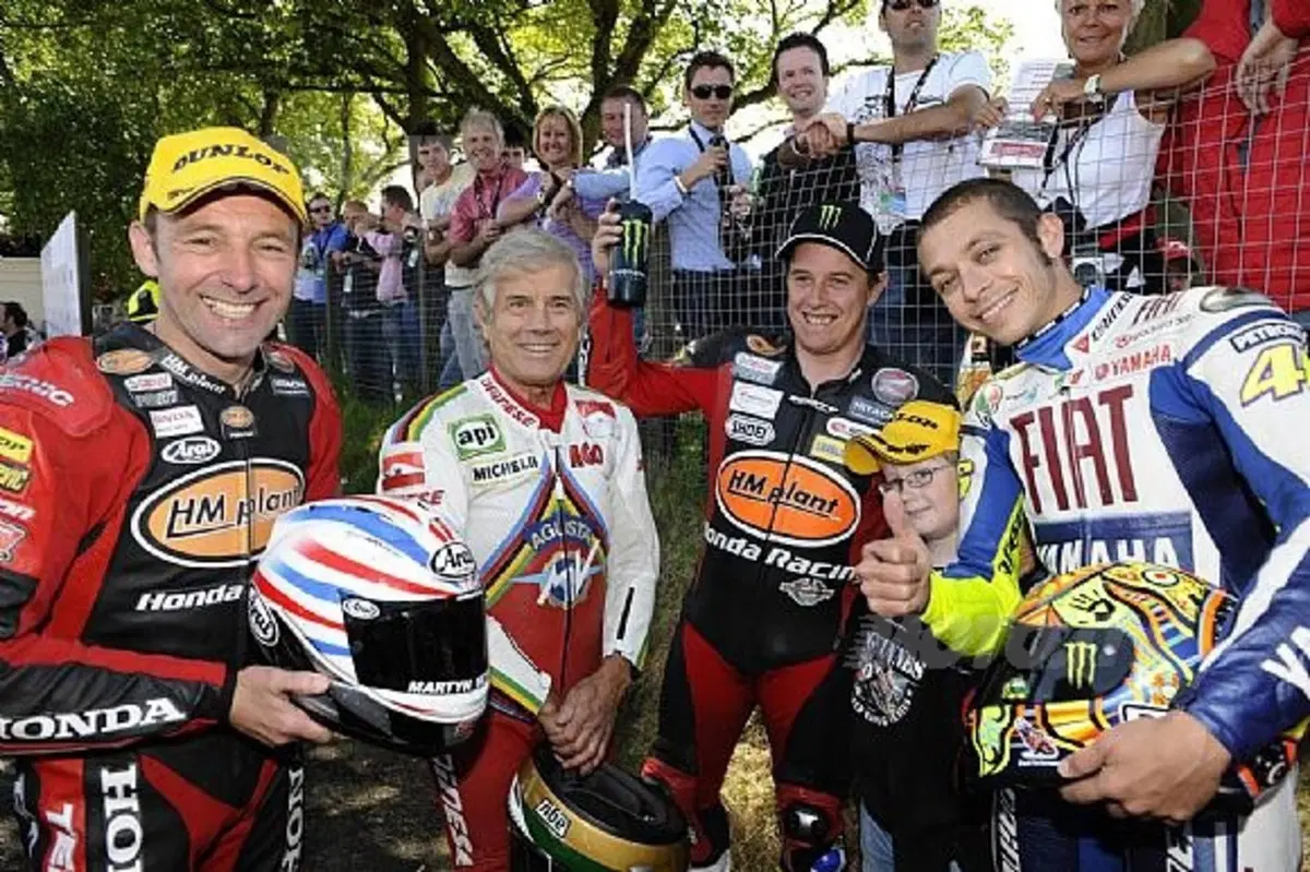 Valentino Rossi in pista al Tourist Trophy con Giacomo Agostini (11)