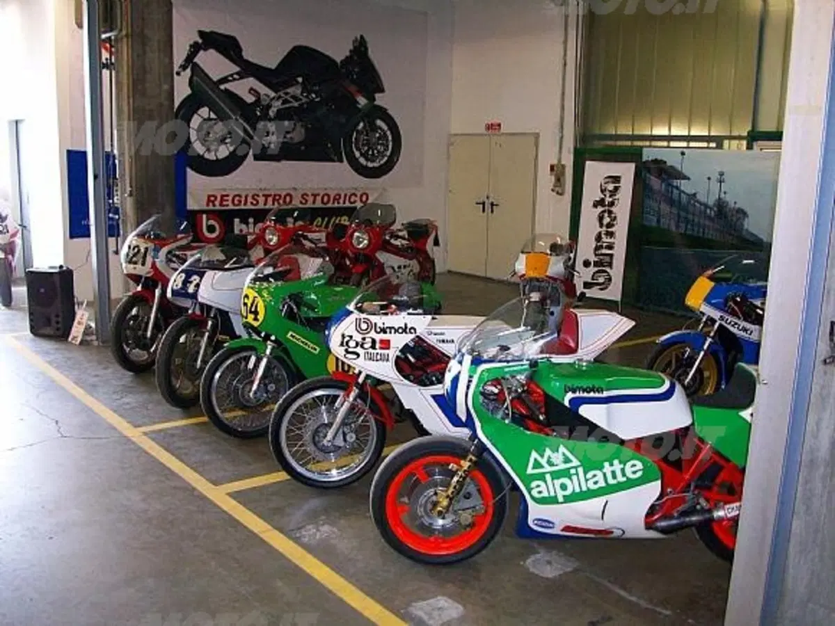 Bimota ha aperto le porte di buon’ora per accogliere gli appassionati all’incontro per il ventennale