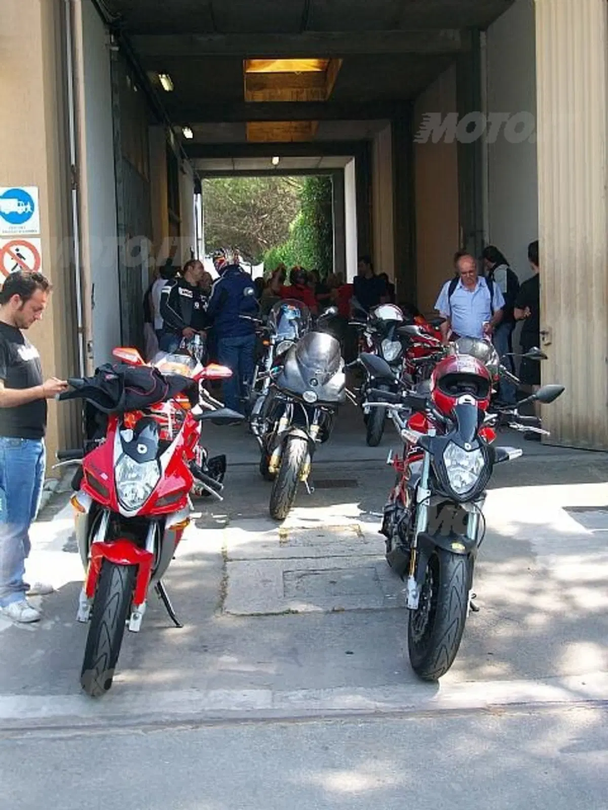 Bimota ha aperto le porte di buon’ora per accogliere gli appassionati all’incontro per il ventennale (2)