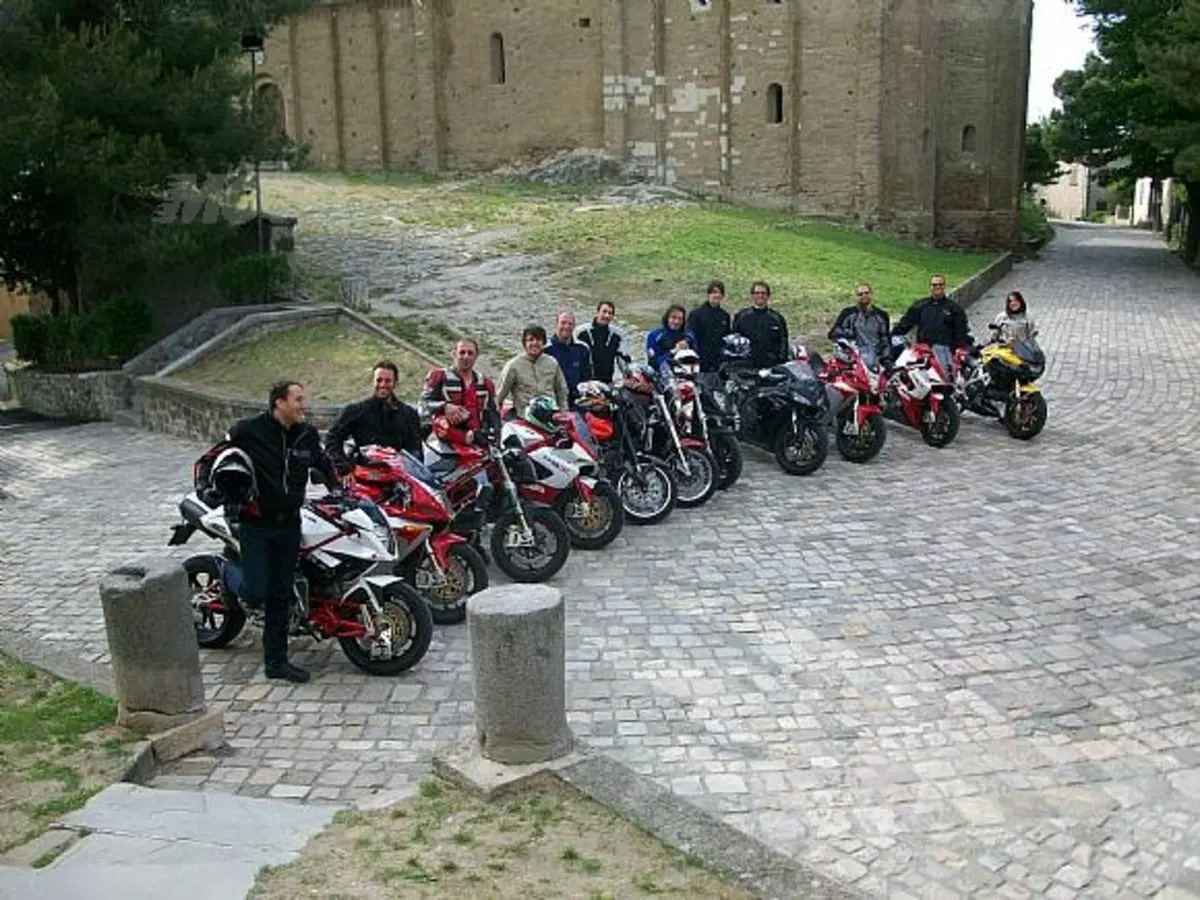 Bimota ha aperto le porte di buon’ora per accogliere gli appassionati all’incontro per il ventennale (3)