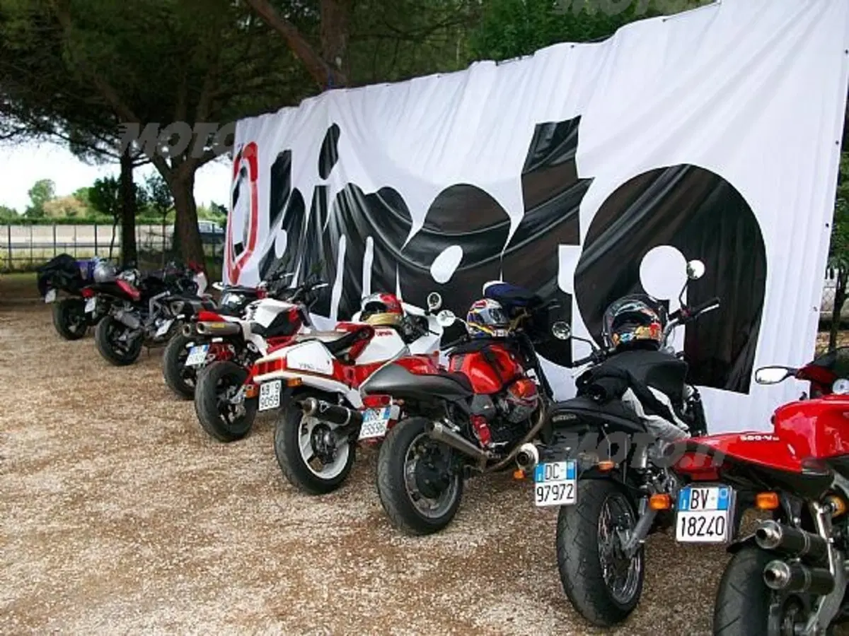 Bimota ha aperto le porte di buon’ora per accogliere gli appassionati all’incontro per il ventennale (4)