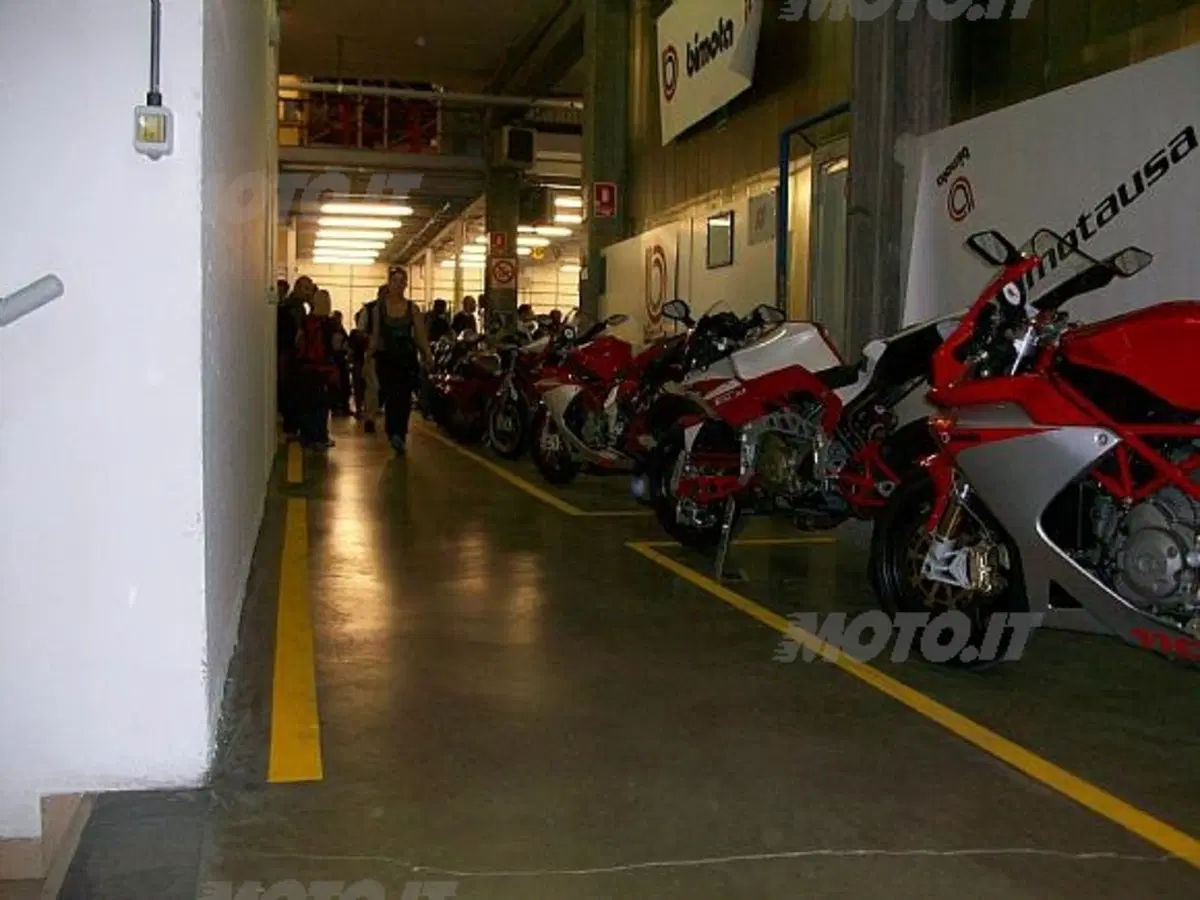 Bimota ha aperto le porte di buon’ora per accogliere gli appassionati all’incontro per il ventennale (5)