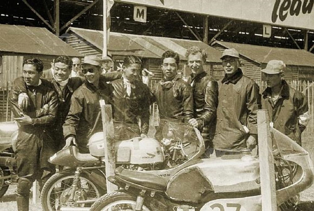 Il team Honda all'esordio, nel 1959: Soichiro Honda è il secondo da destra