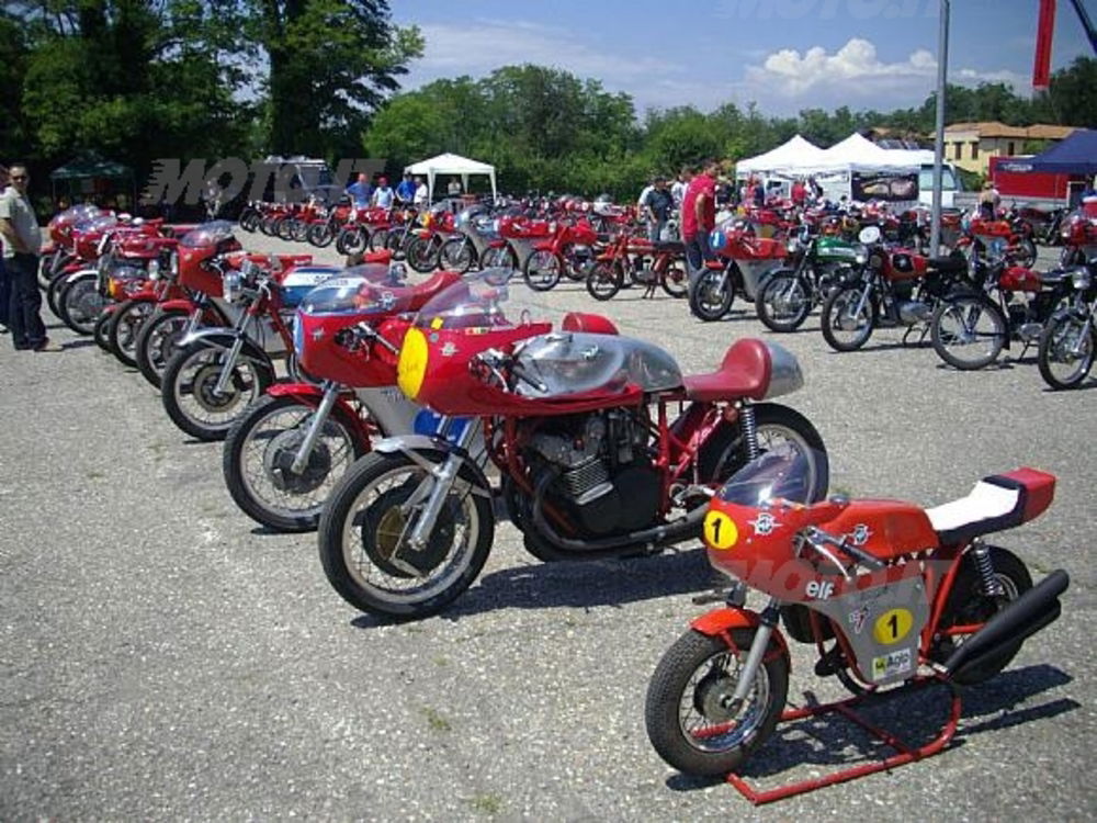 Una bella rassegna di MV Agusta (anche "mini") e Gilera, stradali e non, nel paddock di Cascina Costa