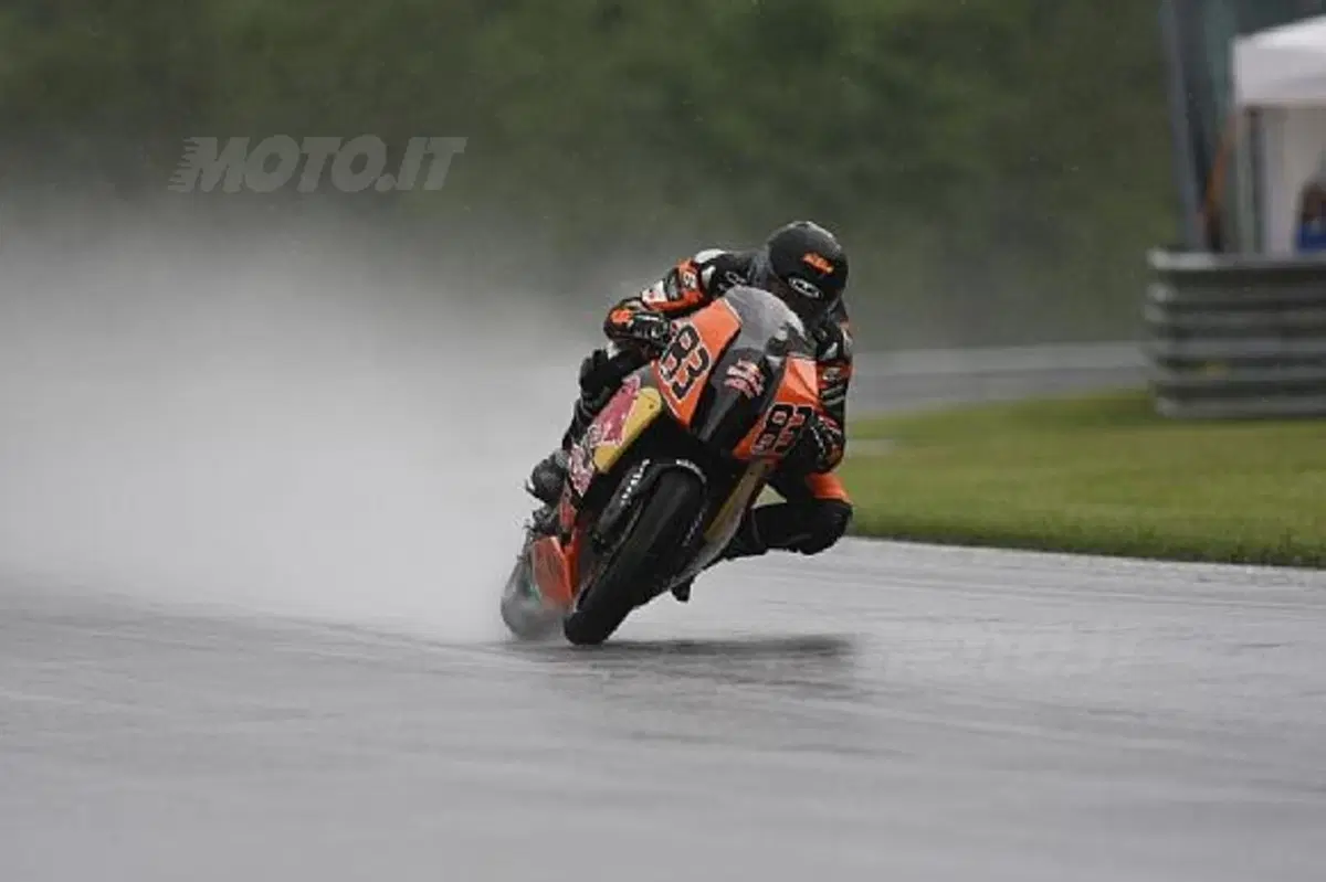 Stefan Nebel e la RC8R sul podio (2)