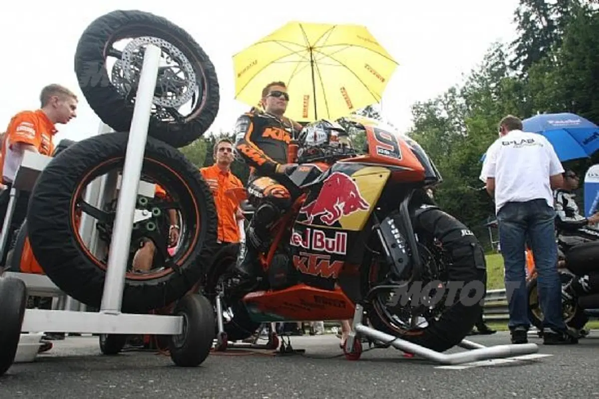 Stefan Nebel e la RC8R sul podio (3)