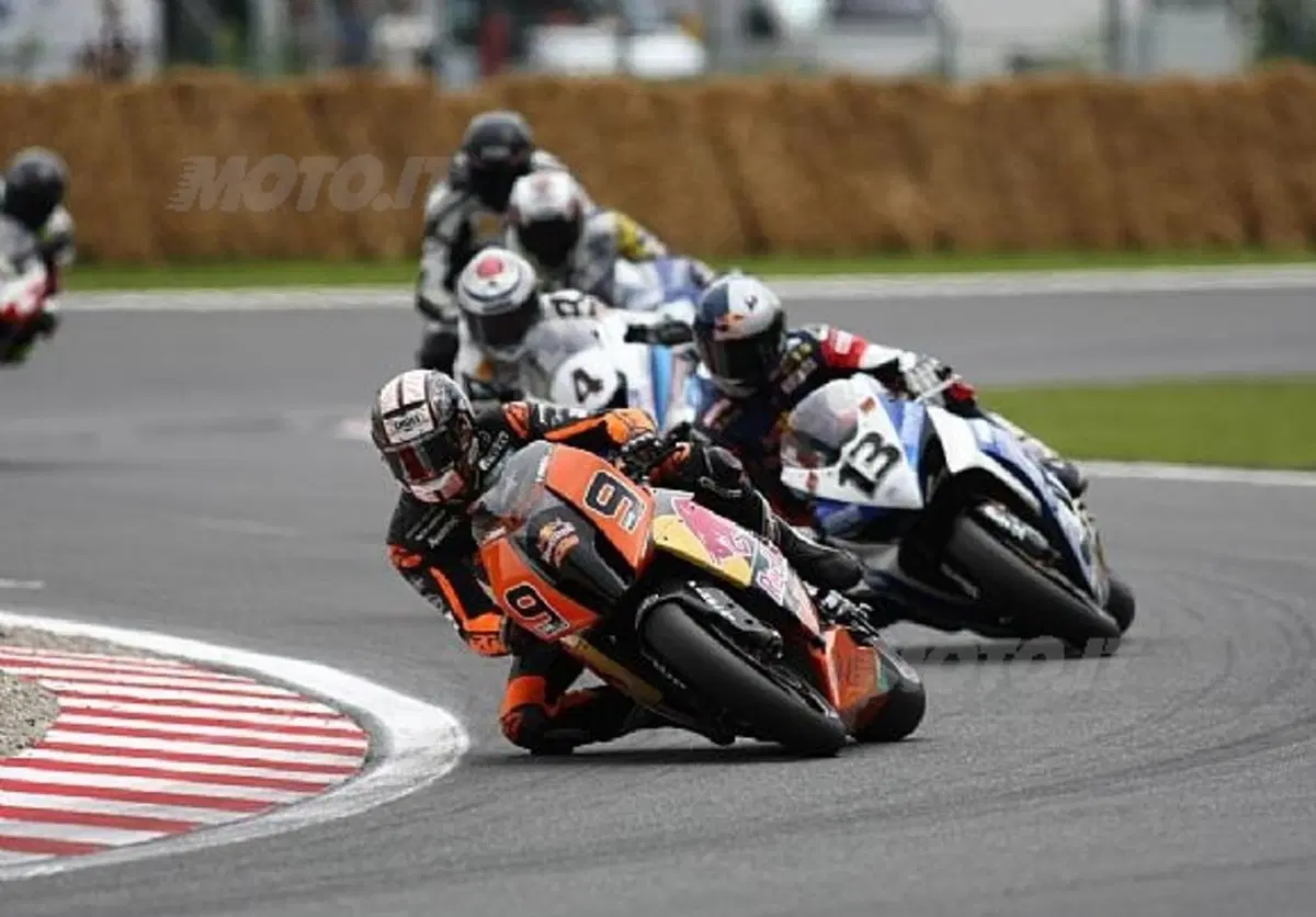 Stefan Nebel e la RC8R sul podio (4)