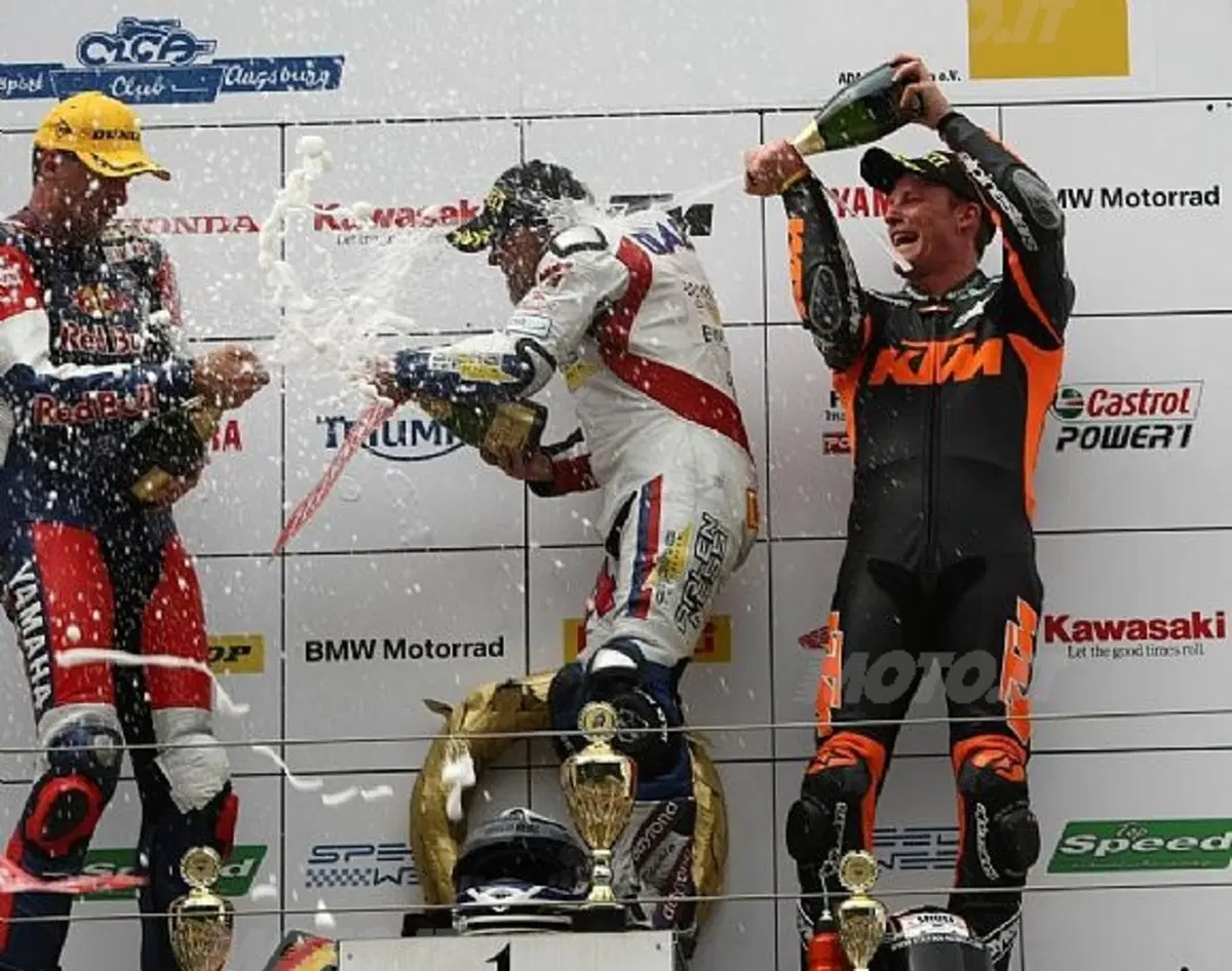 Stefan Nebel e la RC8R sul podio (5)